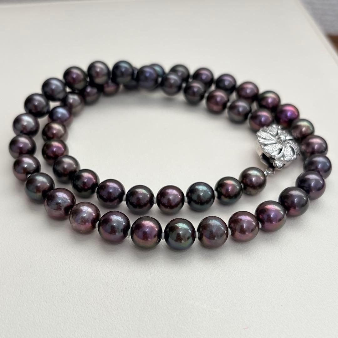 Akoya pearl necklace with 8-8.5mm peacock pearls and silver fittings measuring 45.5cm length