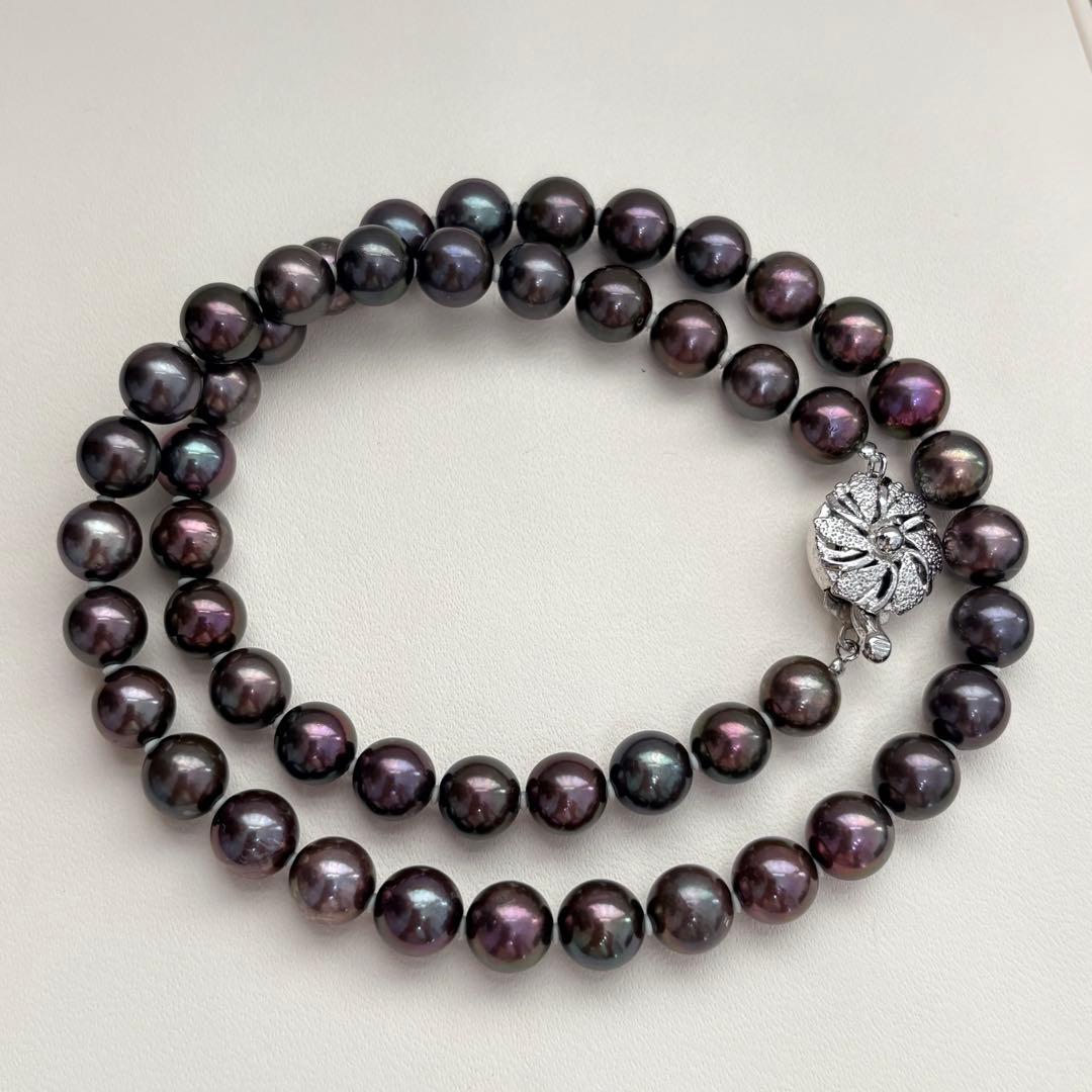 Akoya pearl necklace with 8-8.5mm peacock pearls and silver fittings measuring 45.5cm length