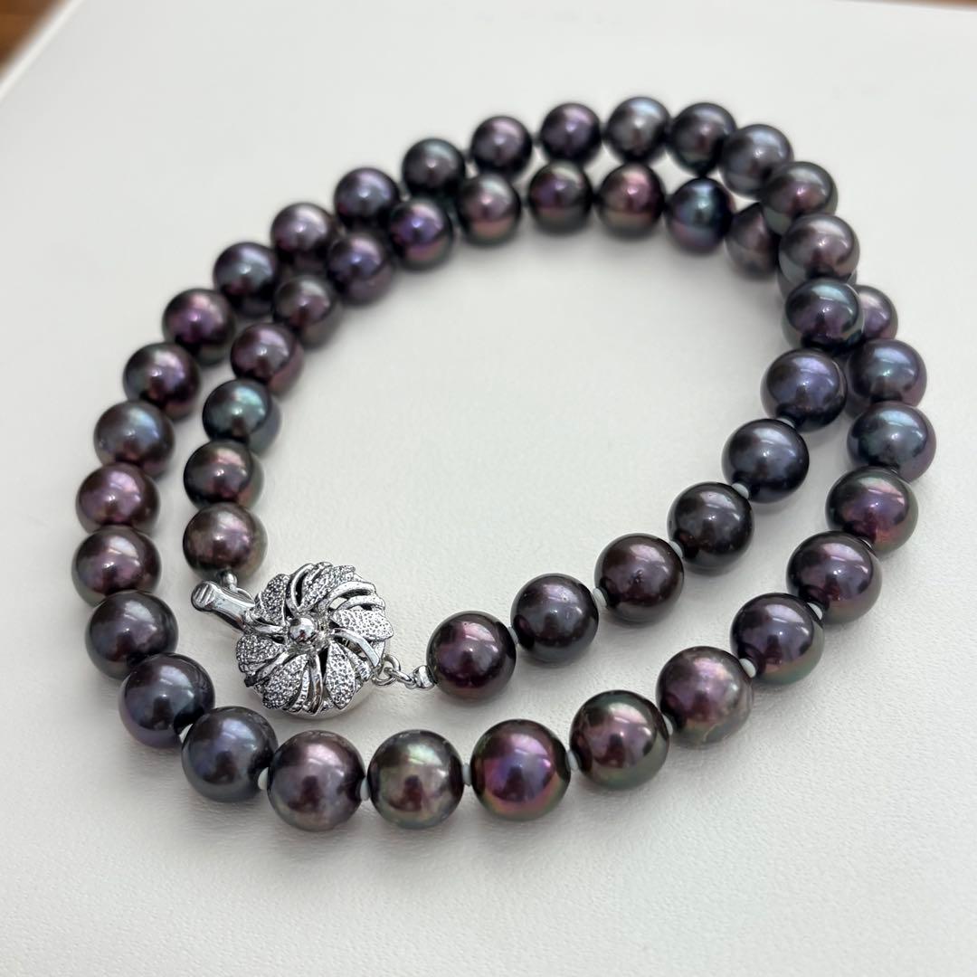 Akoya pearl necklace with 8-8.5mm peacock pearls and silver fittings measuring 45.5cm length