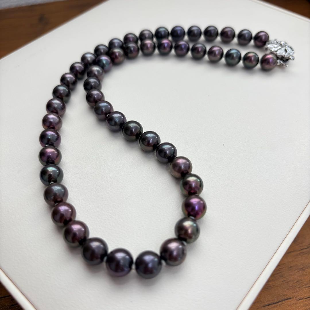 Akoya pearl necklace with 8-8.5mm peacock pearls and silver fittings measuring 45.5cm length
