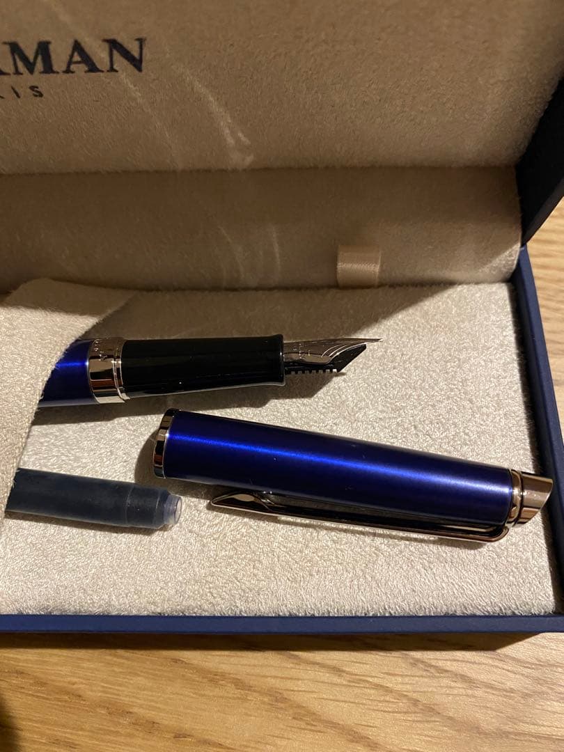 Waterman Fountain Pen ウォーターマン 万年筆 model shown with black barrel and silver accents