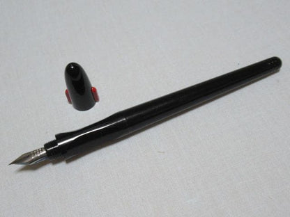 Pilot black and red fountain pen for calligraphy with sleek design measuring 138.5 mm length and 13 mm diameter.