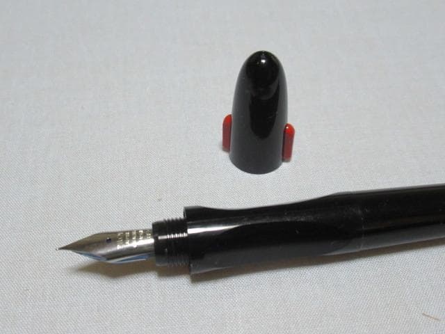 Pilot black and red fountain pen for calligraphy with sleek design measuring 138.5 mm length and 13 mm diameter.