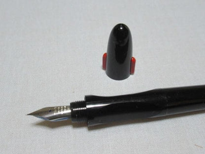 Pilot black and red fountain pen for calligraphy with sleek design measuring 138.5 mm length and 13 mm diameter.
