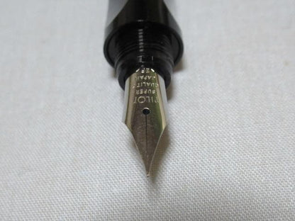 Pilot black and red fountain pen for calligraphy with sleek design measuring 138.5 mm length and 13 mm diameter.
