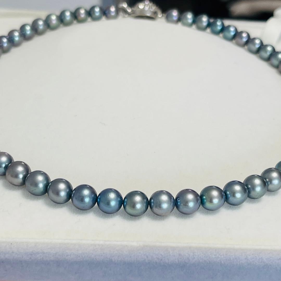 Akoya black pearl necklace with 7.5mm round peacock green pearls on a 43cm silver chain