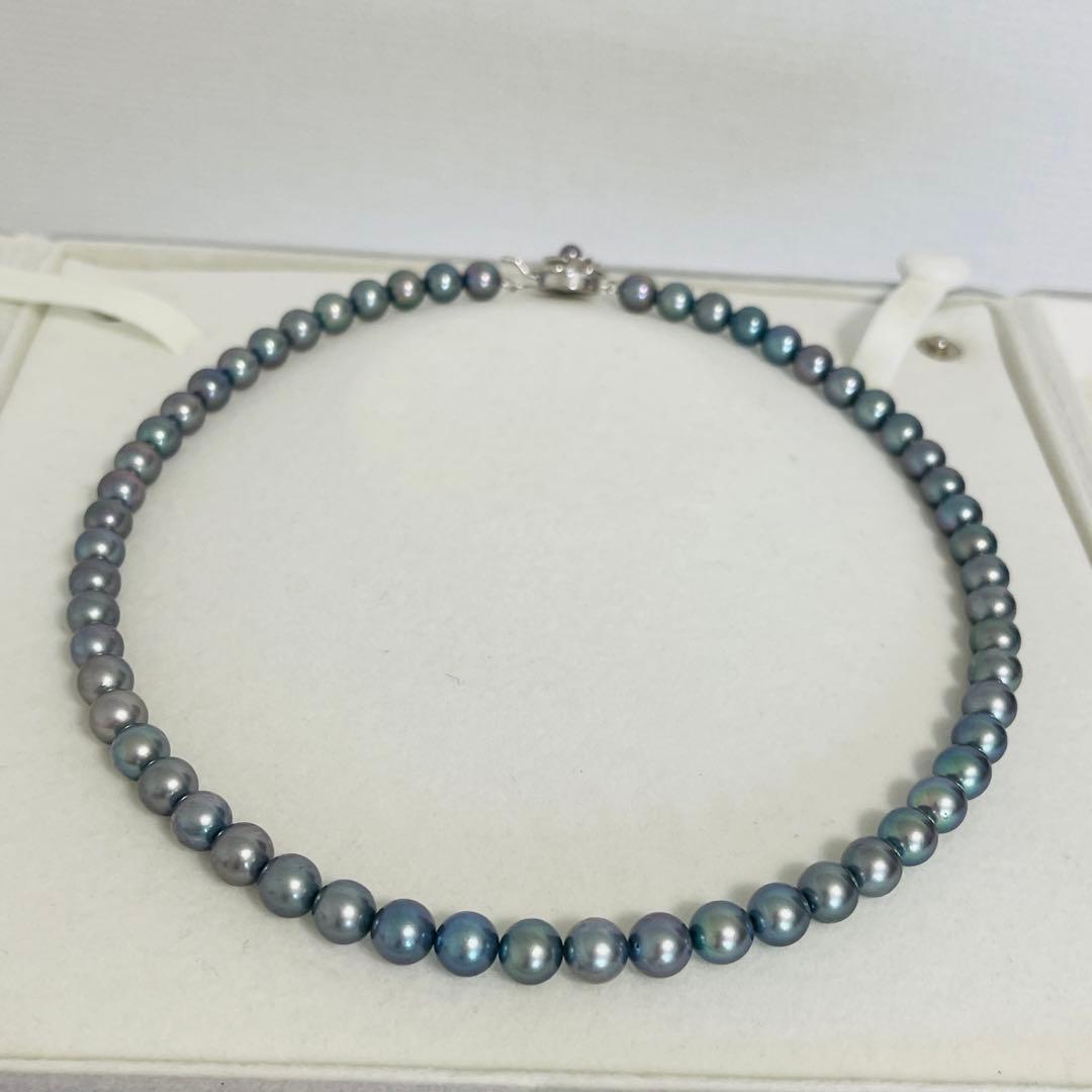 Akoya black pearl necklace with 7.5mm round peacock green pearls on a 43cm silver chain