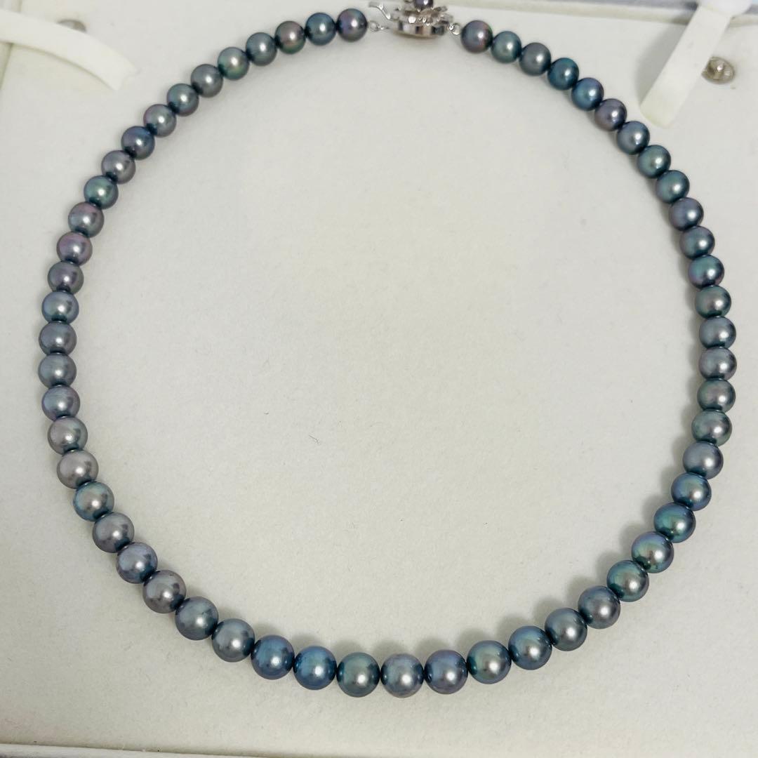 Akoya black pearl necklace with 7.5mm round peacock green pearls on a 43cm silver chain
