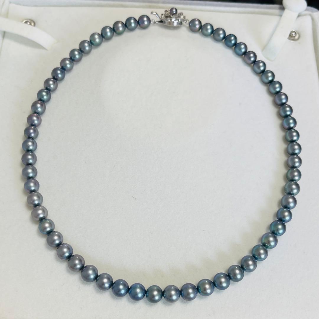 Akoya black pearl necklace with 7.5mm round peacock green pearls on a 43cm silver chain