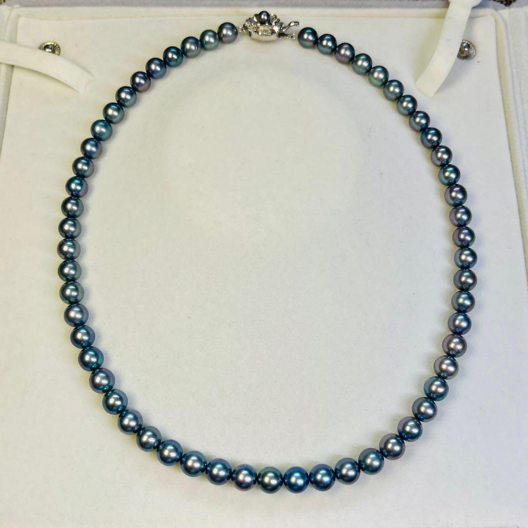 Akoya black pearl necklace with 7.5mm round peacock green pearls on a 43cm silver chain