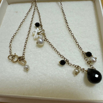 Elegant agate necklace with K9 onyx, freshwater pearl, and white mother-of-pearl beads on a 40 cm chain
