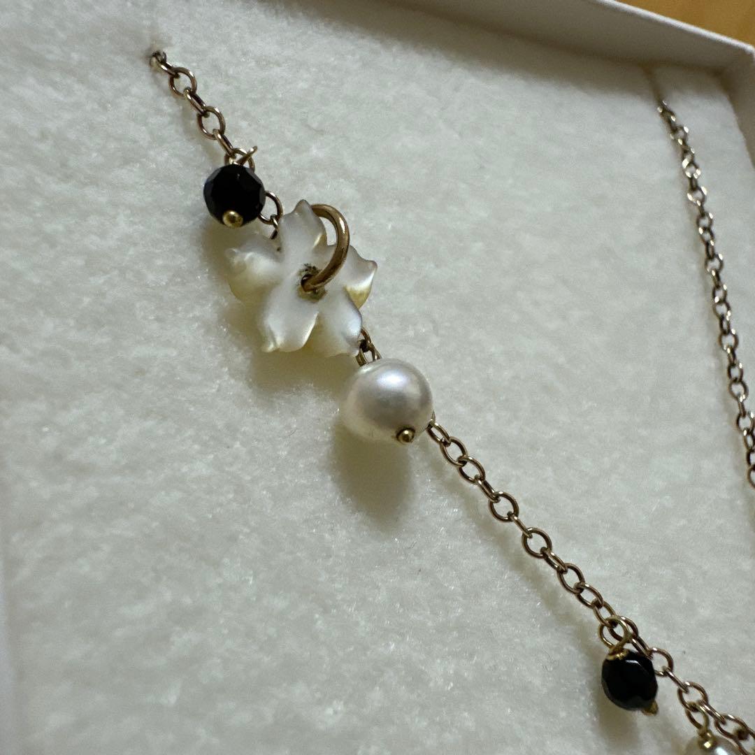 Elegant agate necklace with K9 onyx, freshwater pearl, and white mother-of-pearl beads on a 40 cm chain