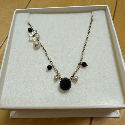 Elegant agate necklace with K9 onyx, freshwater pearl, and white mother-of-pearl beads on a 40 cm chain