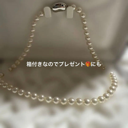 Akoya pearl necklace with 7mm white pearls and silver clasp, 43 centimeters long