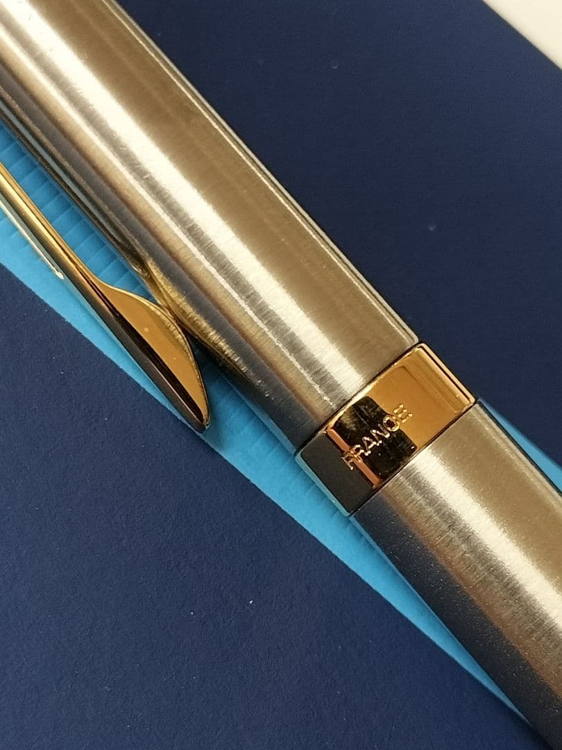 WATERMAN ballpoint pen main body in silver and gold with dedicated case and genuine refill displayed