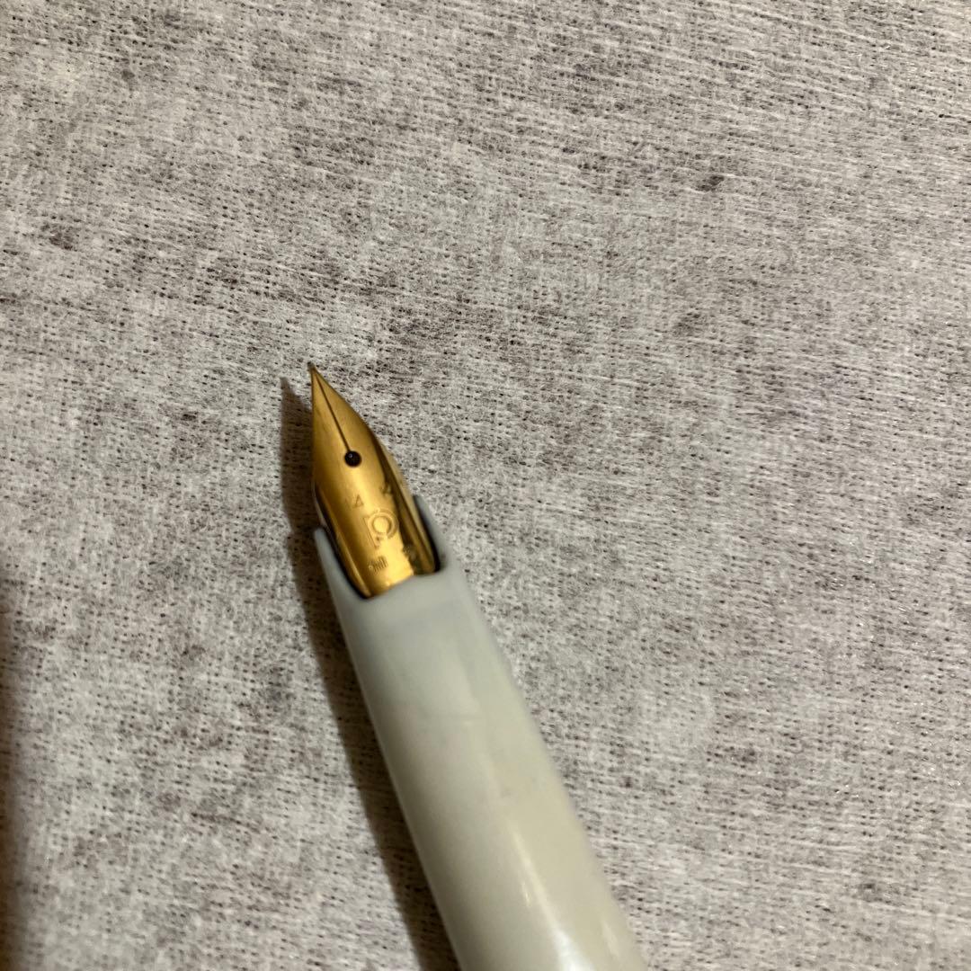 Showa Retro PILOT fountain pen with 14K nib, silver white barrel, red ornamented grip, and flower pattern design