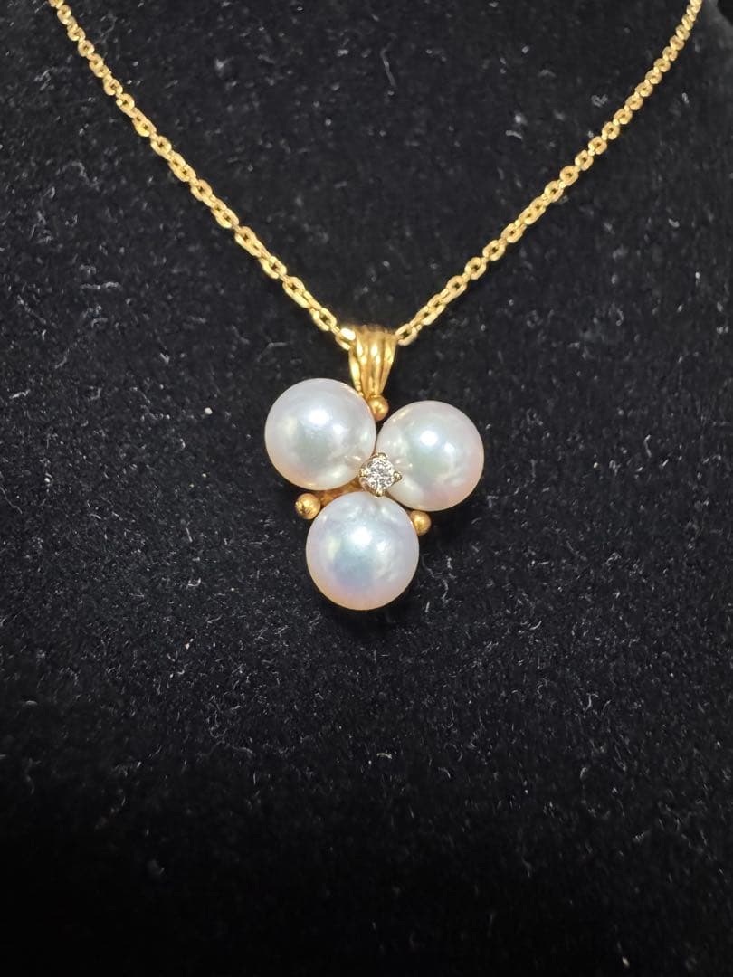 MIKIMOTO necklace with three Akoya pearls and one diamond set in 18K yellow gold with 38cm chain