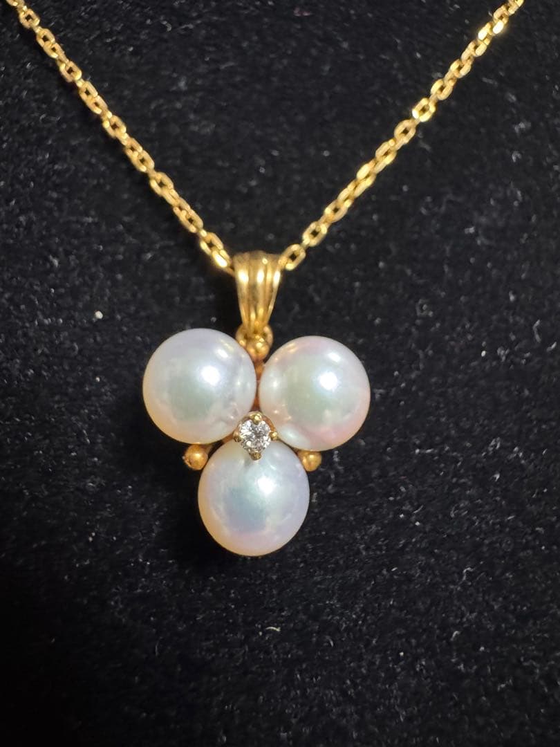 MIKIMOTO necklace with three Akoya pearls and one diamond set in 18K yellow gold with 38cm chain
