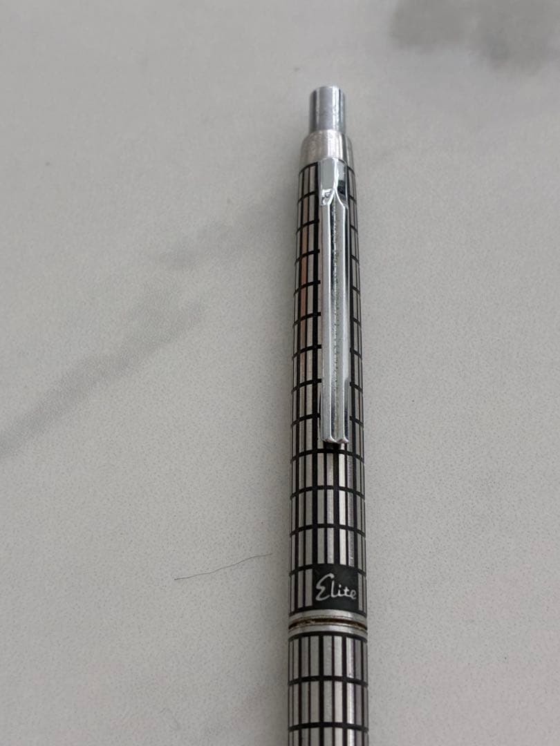 Pilot Elite ballpoint pen model PILOT エリート shown with sleek black barrel and silver clip