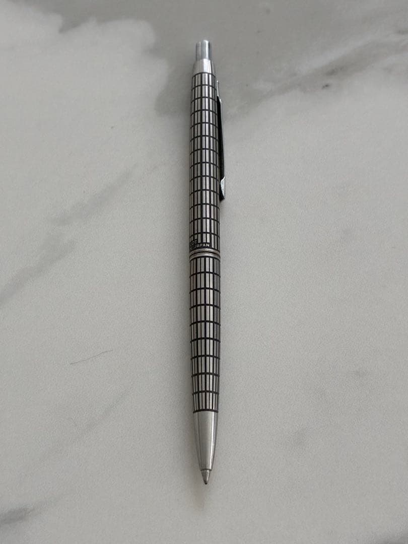 Pilot Elite ballpoint pen model PILOT エリート shown with sleek black barrel and silver clip