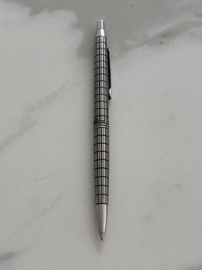 Pilot Elite ballpoint pen model PILOT エリート shown with sleek black barrel and silver clip