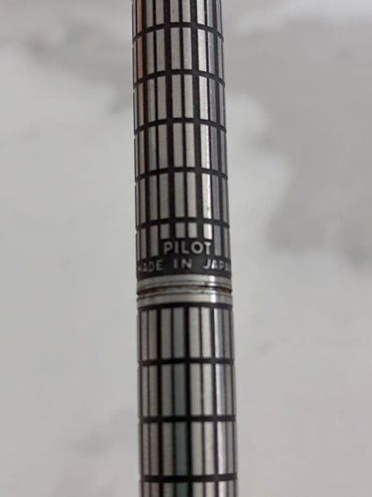 Pilot Elite ballpoint pen model PILOT エリート shown with sleek black barrel and silver clip