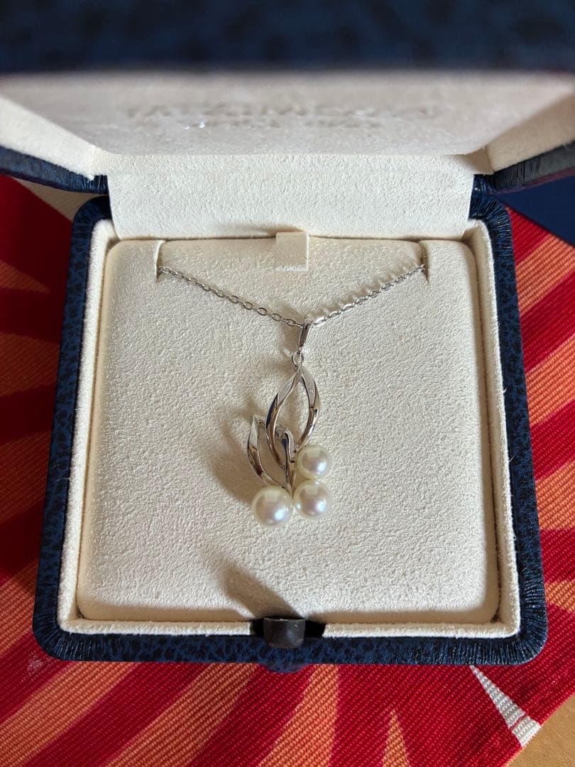 Mikimoto Kuro silver necklace featuring three pearls with dedicated case and jewelry cloth