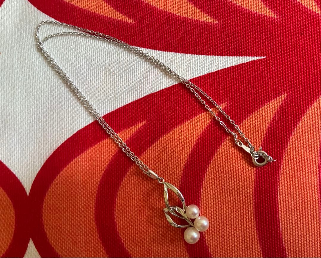 Mikimoto Kuro silver necklace featuring three pearls with dedicated case and jewelry cloth