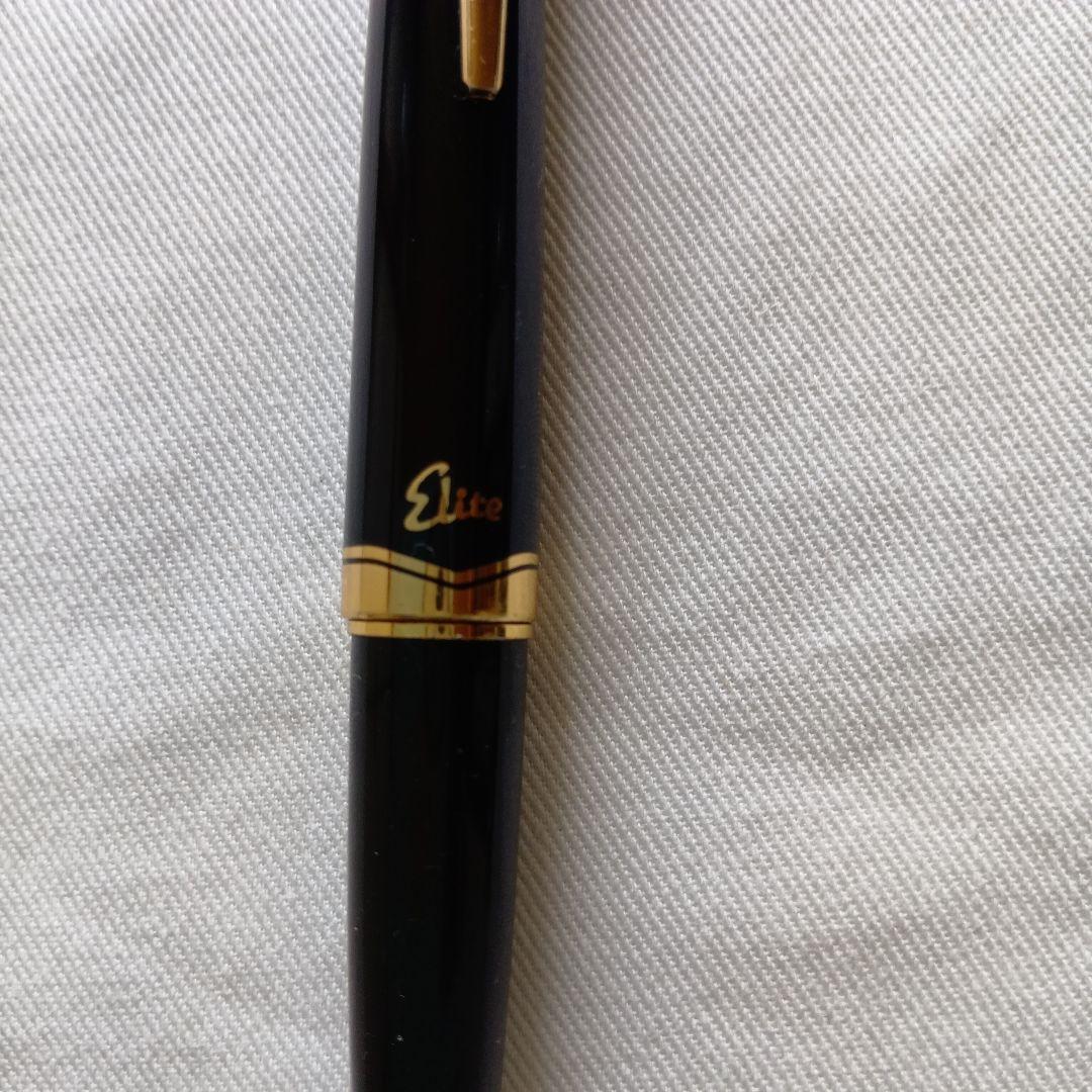 Pilot Fountain Pen in black metal with a classic fountain pen design for elegant writing