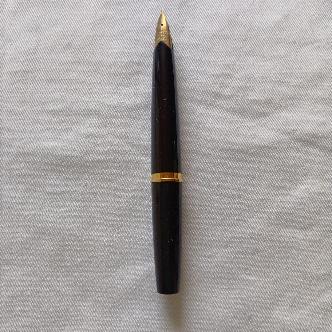 Pilot Fountain Pen in black metal with a classic fountain pen design for elegant writing