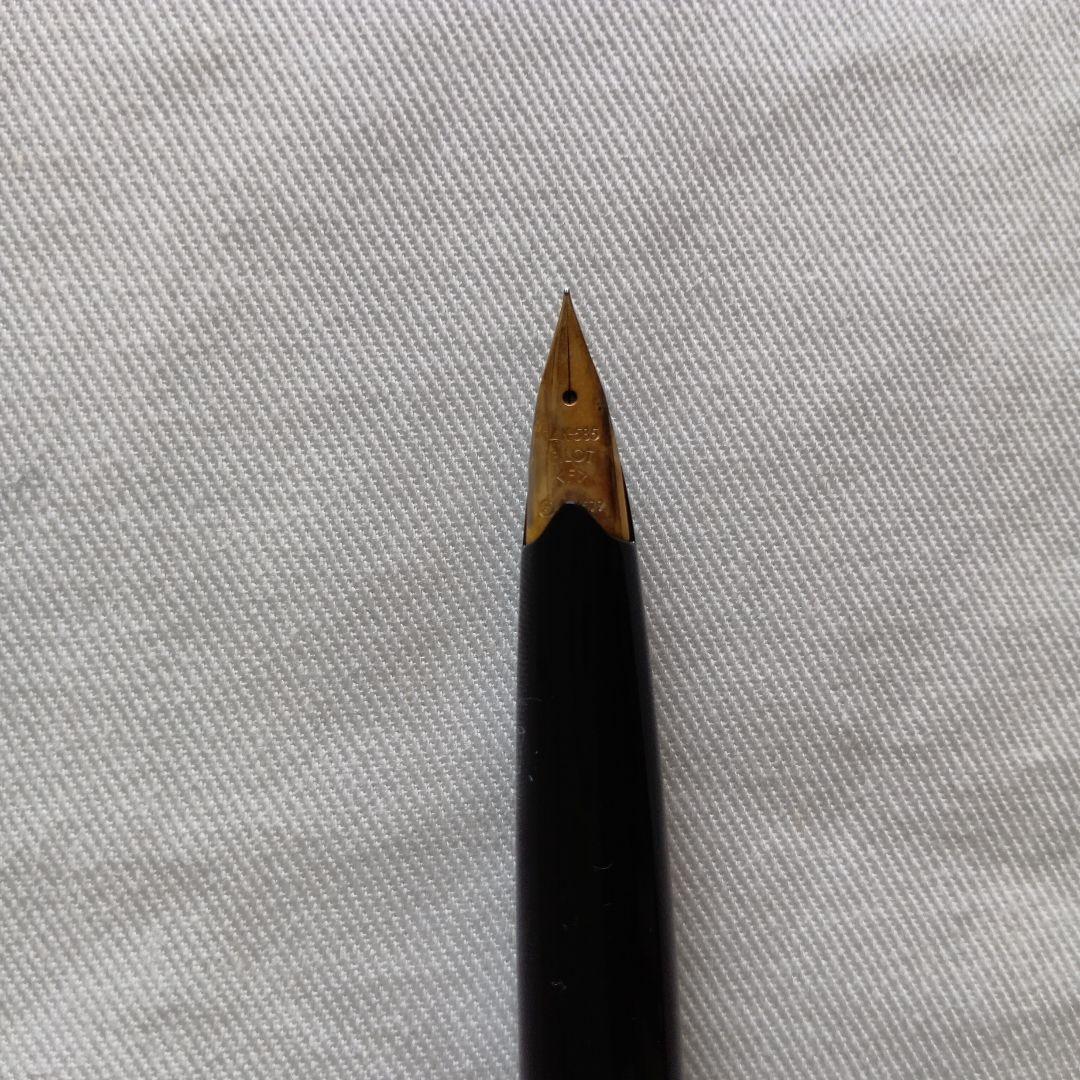 Pilot Fountain Pen in black metal with a classic fountain pen design for elegant writing