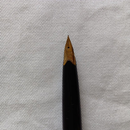 Pilot Fountain Pen in black metal with a classic fountain pen design for elegant writing