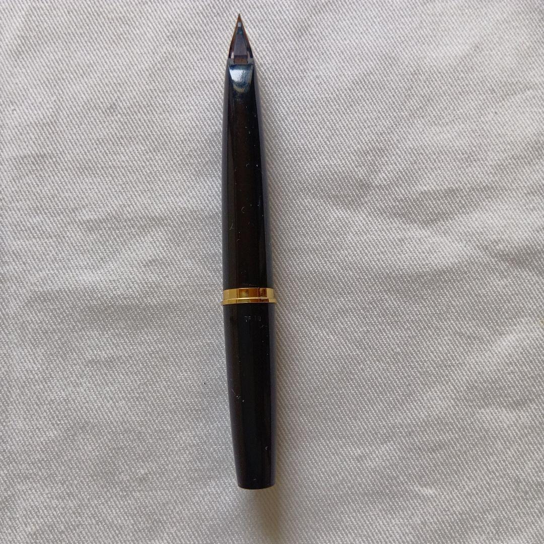 Pilot Fountain Pen in black metal with a classic fountain pen design for elegant writing