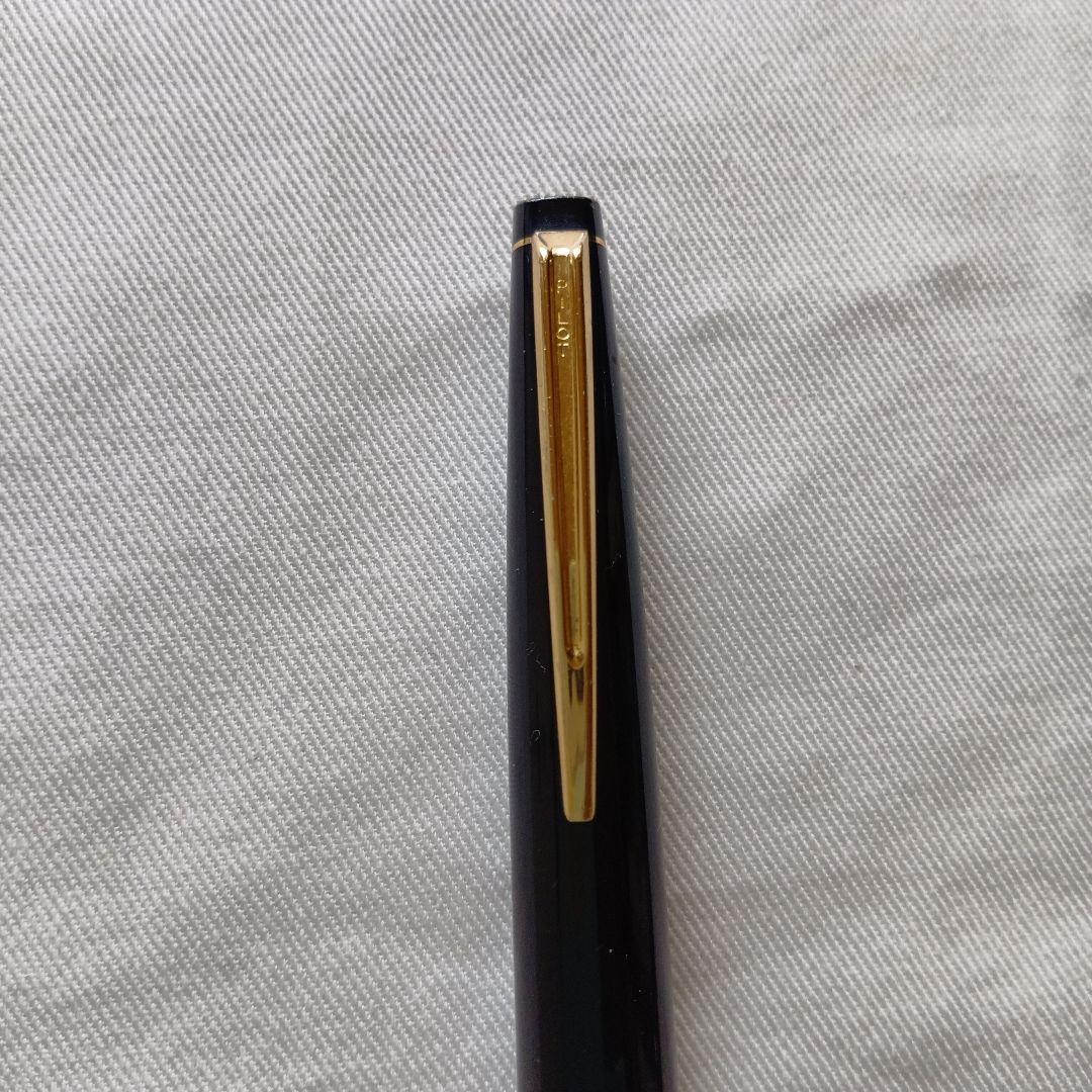 Pilot Fountain Pen in black metal with a classic fountain pen design for elegant writing