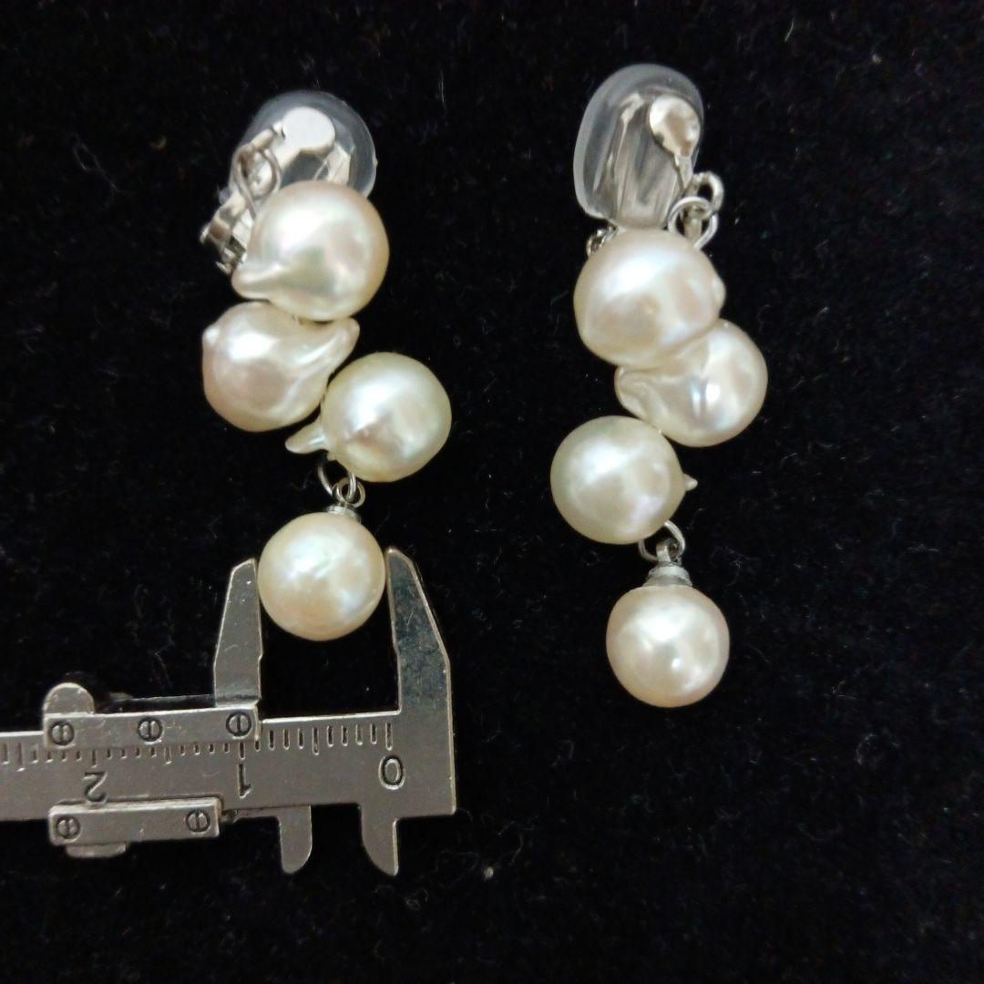 Akoya pearl necklace and earrings set with 8-9mm pearls and flower motif clasp on a white background