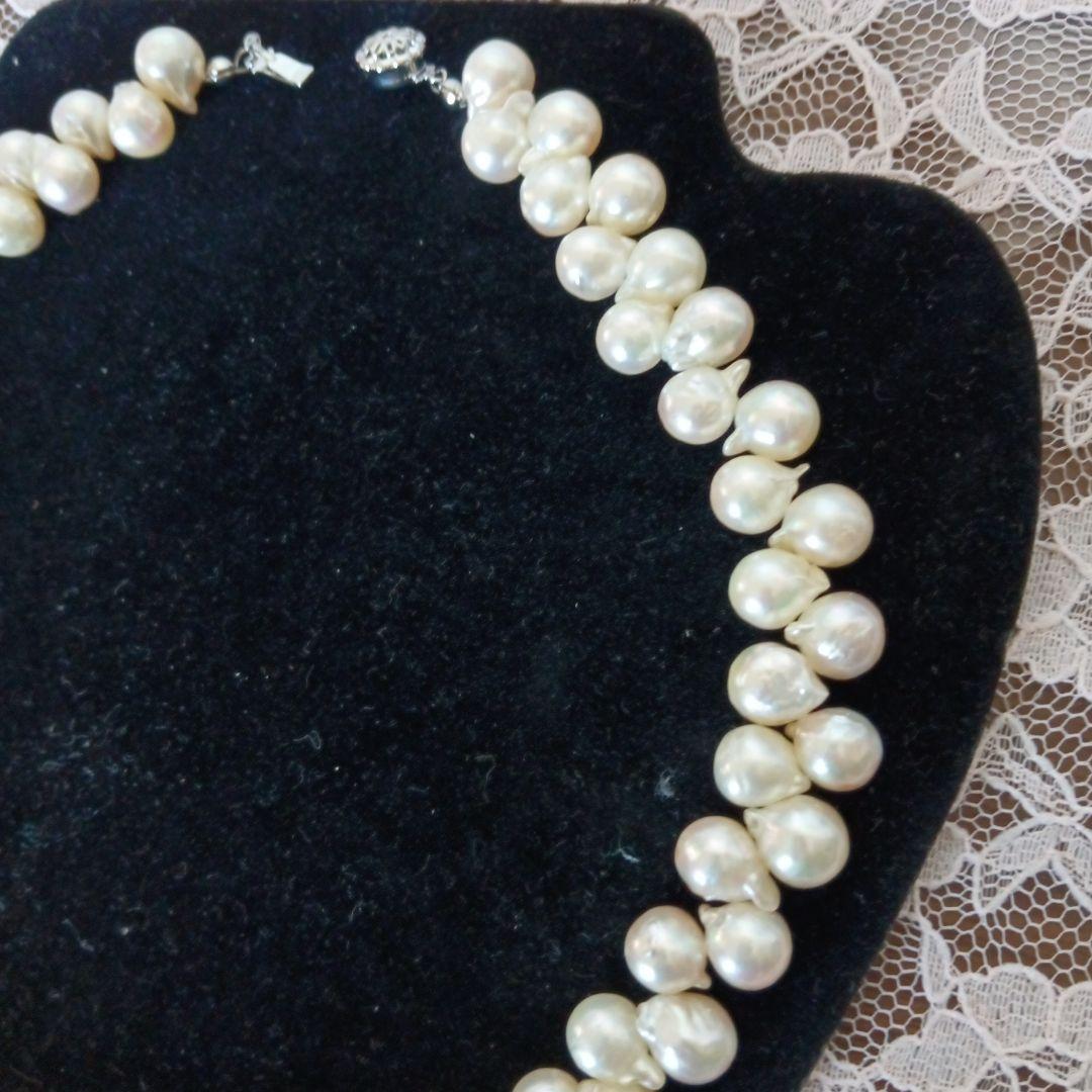 Akoya pearl necklace and earrings set with 8-9mm pearls and flower motif clasp on a white background