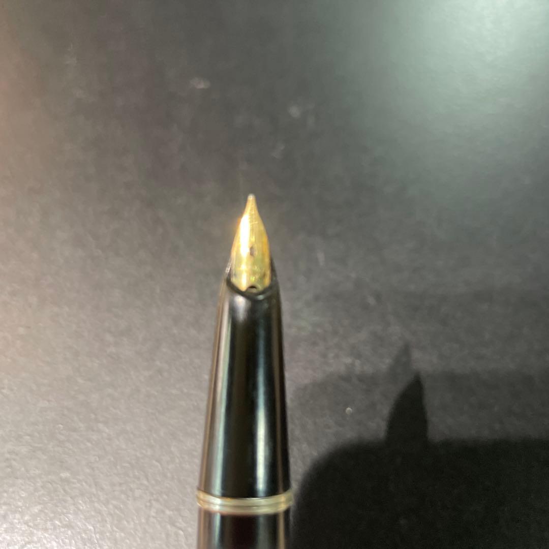 Pilot fountain pen with black and gold body featuring HK K14 engraving