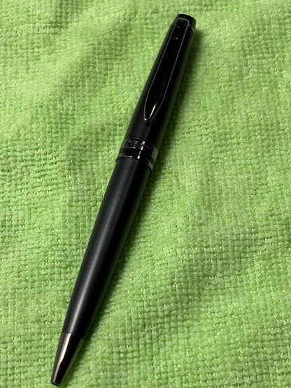 Red leather pencil case measuring 14 cm with a black Waterman pen set displayed together