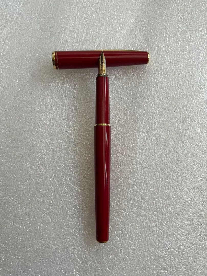 Pilot Fountain Pen with 14K 585 fine nib in Bordeaux color on white background