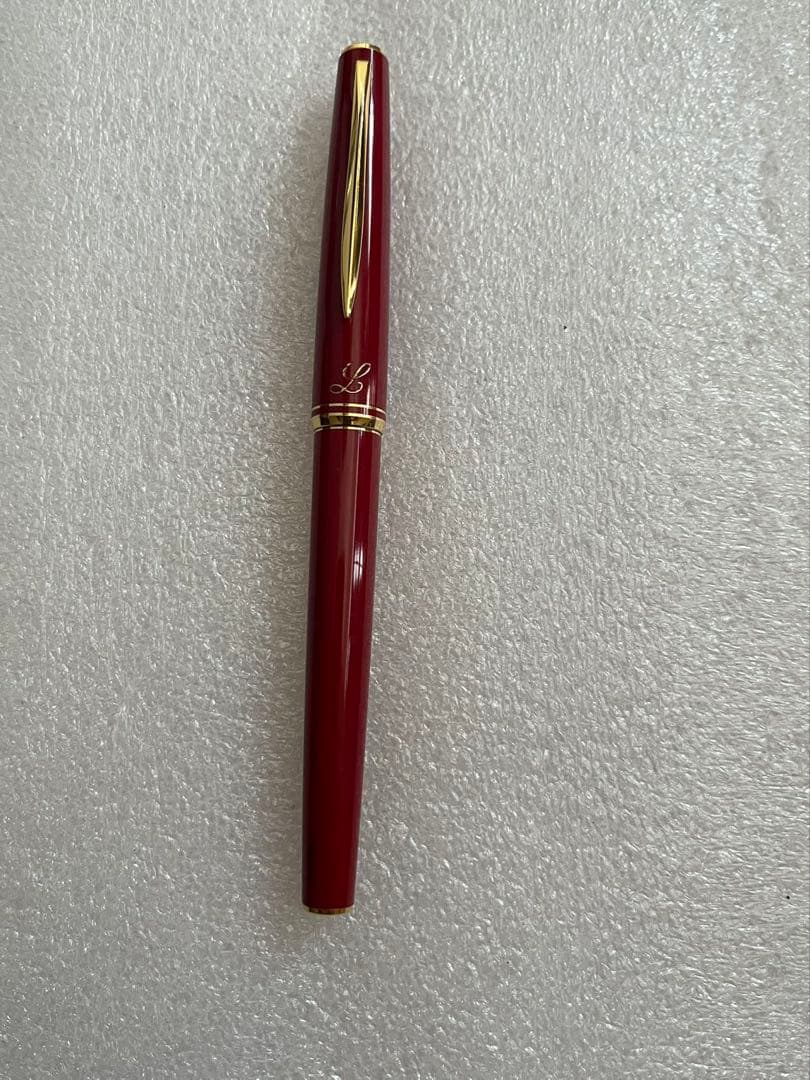 Pilot Fountain Pen with 14K 585 fine nib in Bordeaux color on white background