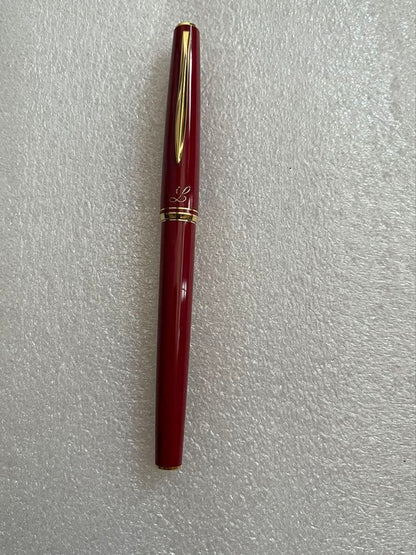 Pilot Fountain Pen with 14K 585 fine nib in Bordeaux color on white background