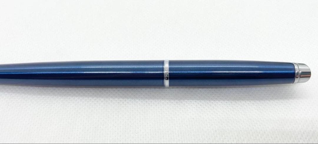 WATERMAN Metropolitan Hemisphaer fountain pen with black and silver body shown uncapped