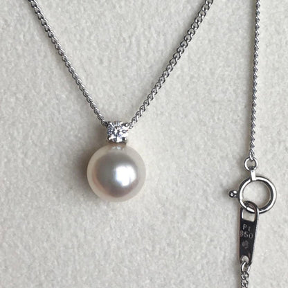 Tasaki Pt850 Akoya pearl necklace featuring 8mm pearls and diamond decorations on a silver chain