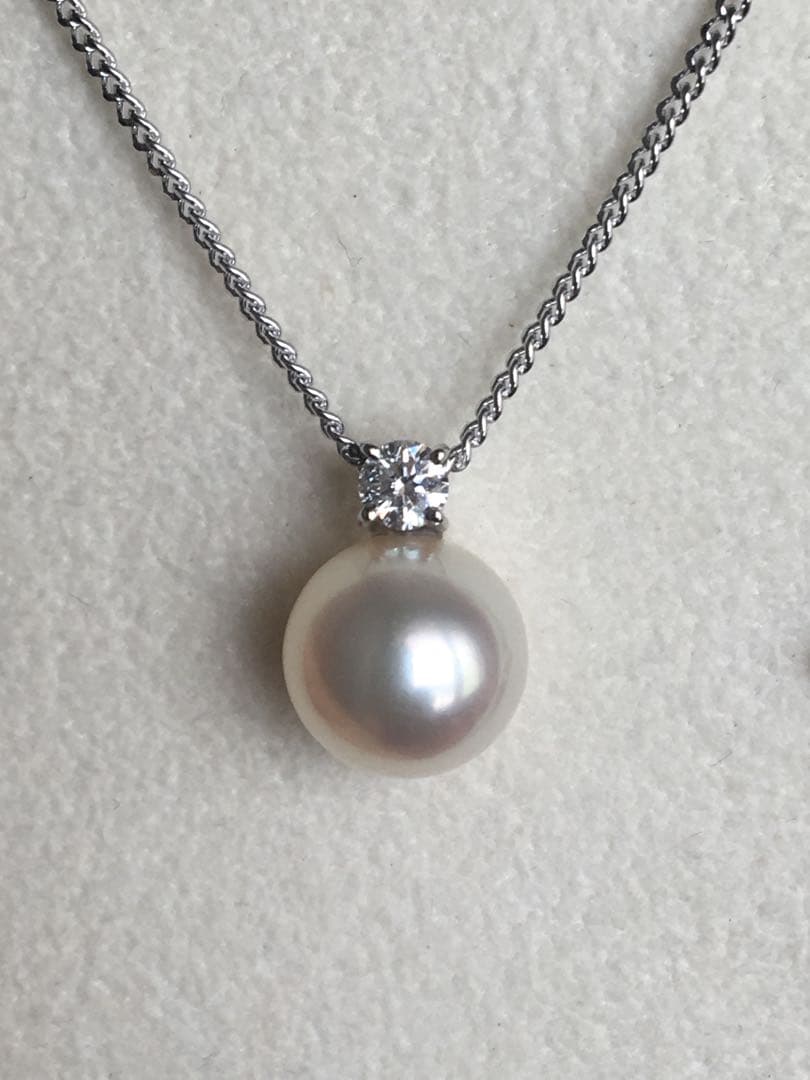 Tasaki Pt850 Akoya pearl necklace featuring 8mm pearls and diamond decorations on a silver chain