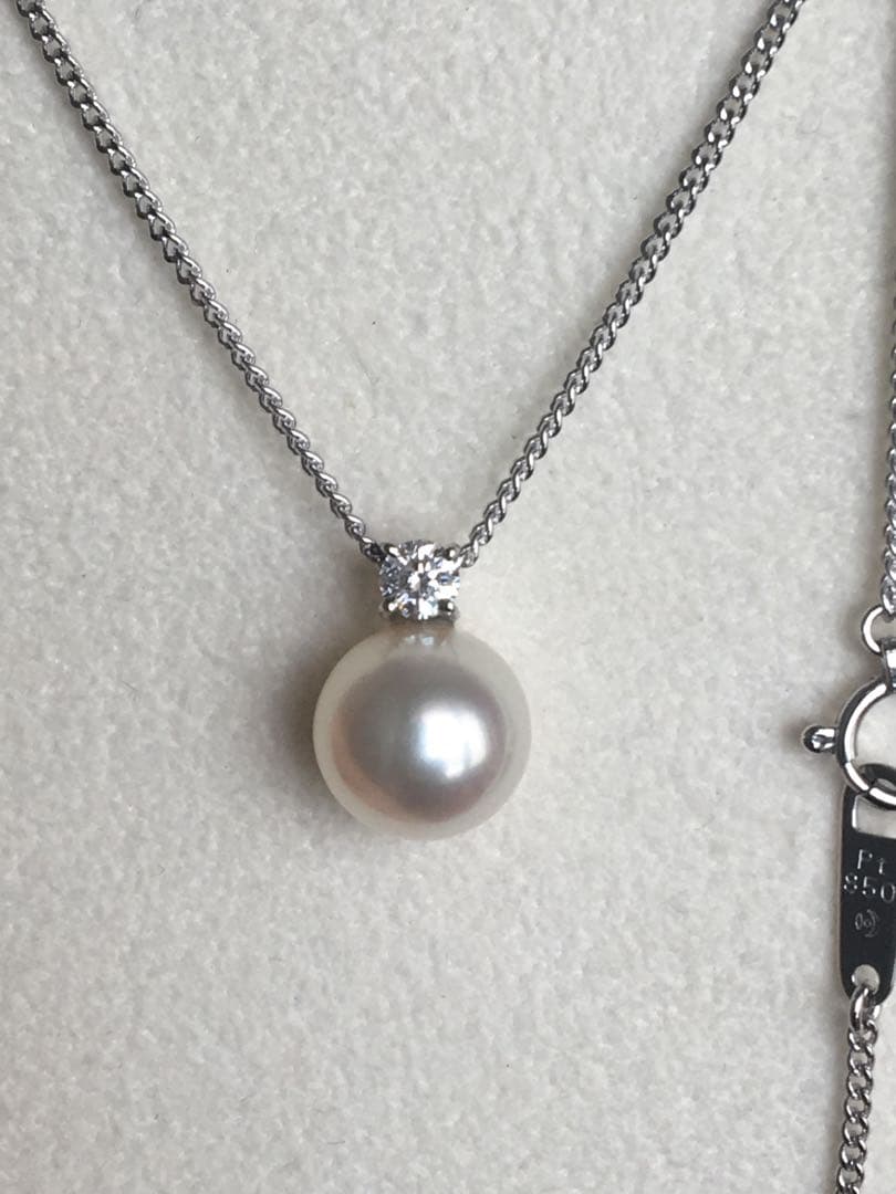 Tasaki Pt850 Akoya pearl necklace featuring 8mm pearls and diamond decorations on a silver chain