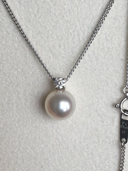 Tasaki Pt850 Akoya pearl necklace featuring 8mm pearls and diamond decorations on a silver chain
