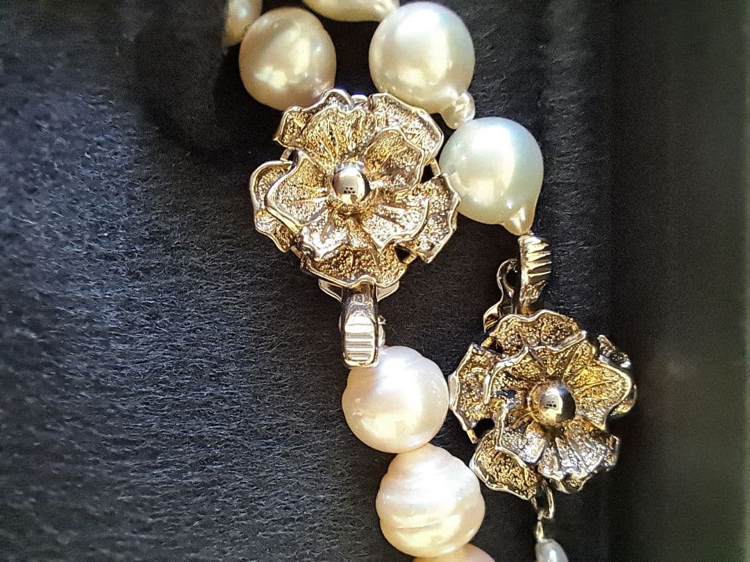 Akoya pearl necklace and earring set with 7.5-8mm beads and 42cm and 47cm necklace lengths