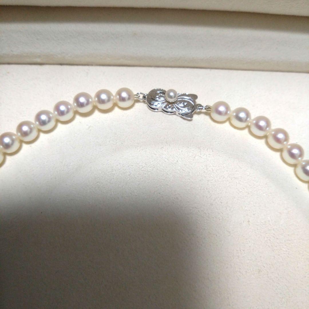 MIKIMOTO pearl necklace with 7.0 to 6.5 mm pearls and an M charm, 42.5 cm long