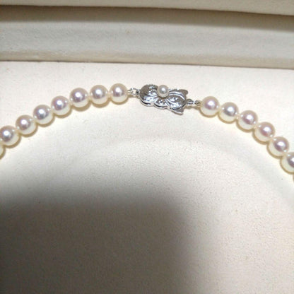 MIKIMOTO pearl necklace with 7.0 to 6.5 mm pearls and an M charm, 42.5 cm long