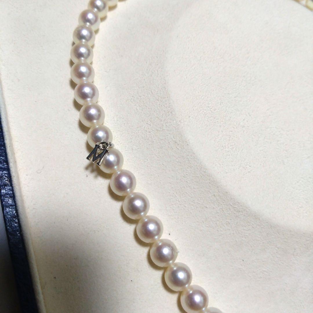 MIKIMOTO pearl necklace with 7.0 to 6.5 mm pearls and an M charm, 42.5 cm long